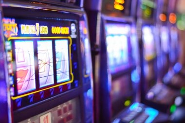 Permainan kasino langsung dengan dealer baccarat dan roulette